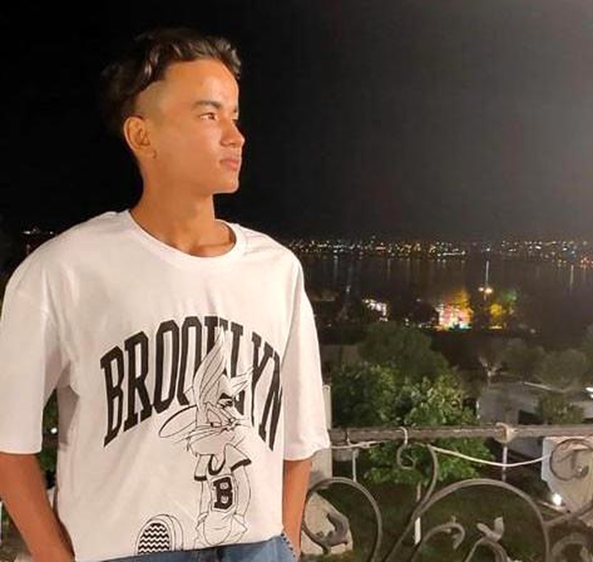 Büyükçekmece\'de otomobilin İETT otobüs durağına dalması sonucu meydana gelen feci kazada, Murtaza Mardani isimli gencin hayatını kaybetmesiyle ölü...