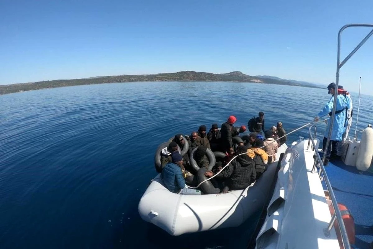Çanakkale\'de yakalanan 100 düzensiz göçmen ülkesine gönderildi