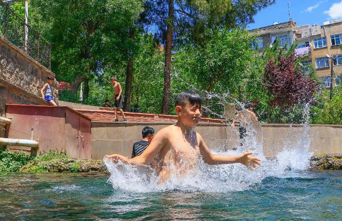 Diyarbakır\'da 37 derece sıcakta çocuklar süs havuzunda serinledi