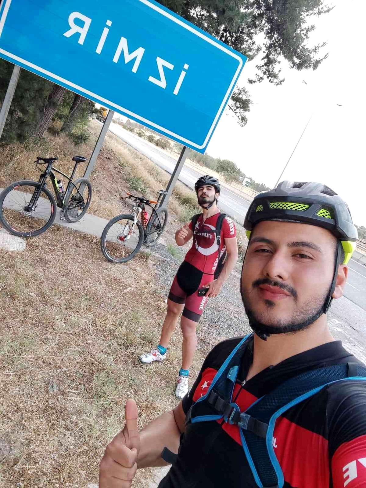 Dünya Bisiklet Günü için 1 günde 416 kilometre pedal çevirerek Eskişehir\'den İzmir\'e ulaştılar
