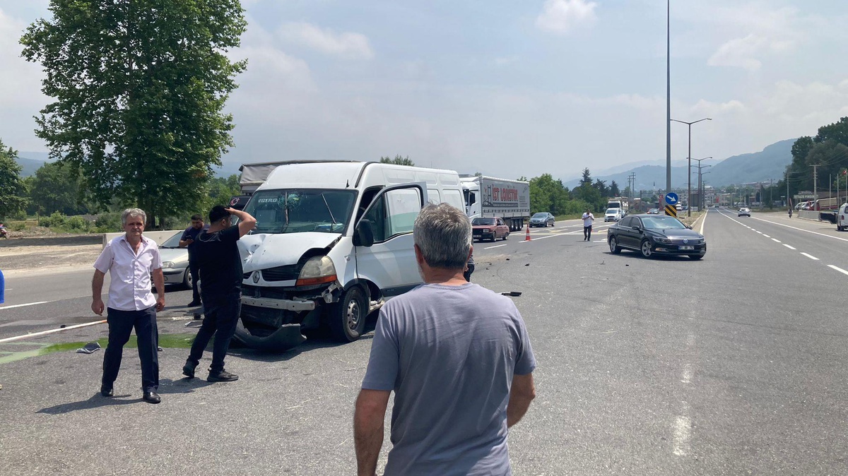 Düzce\'de kamyonetle minibüsün çarpıştığı kazada 5 kişi yaralandı