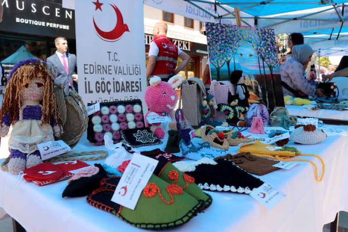 Edirne\'deki sergide göçmenlerin yaptığı el emeği ürünler de yer aldı