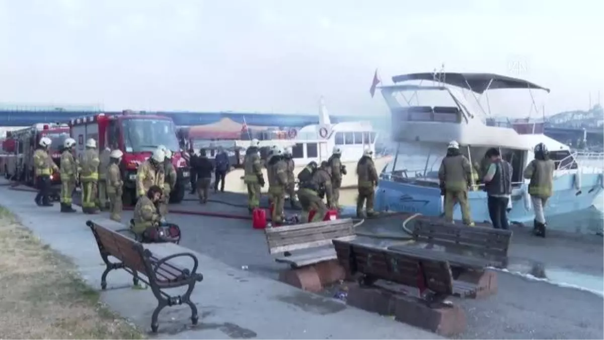 Fatih'te bir teknede çıkan yangın söndürüldü