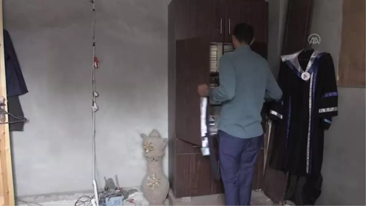 Filistinli genç, mezar kazarak elde ettiği gelirle yüksek lisansını tamamladı