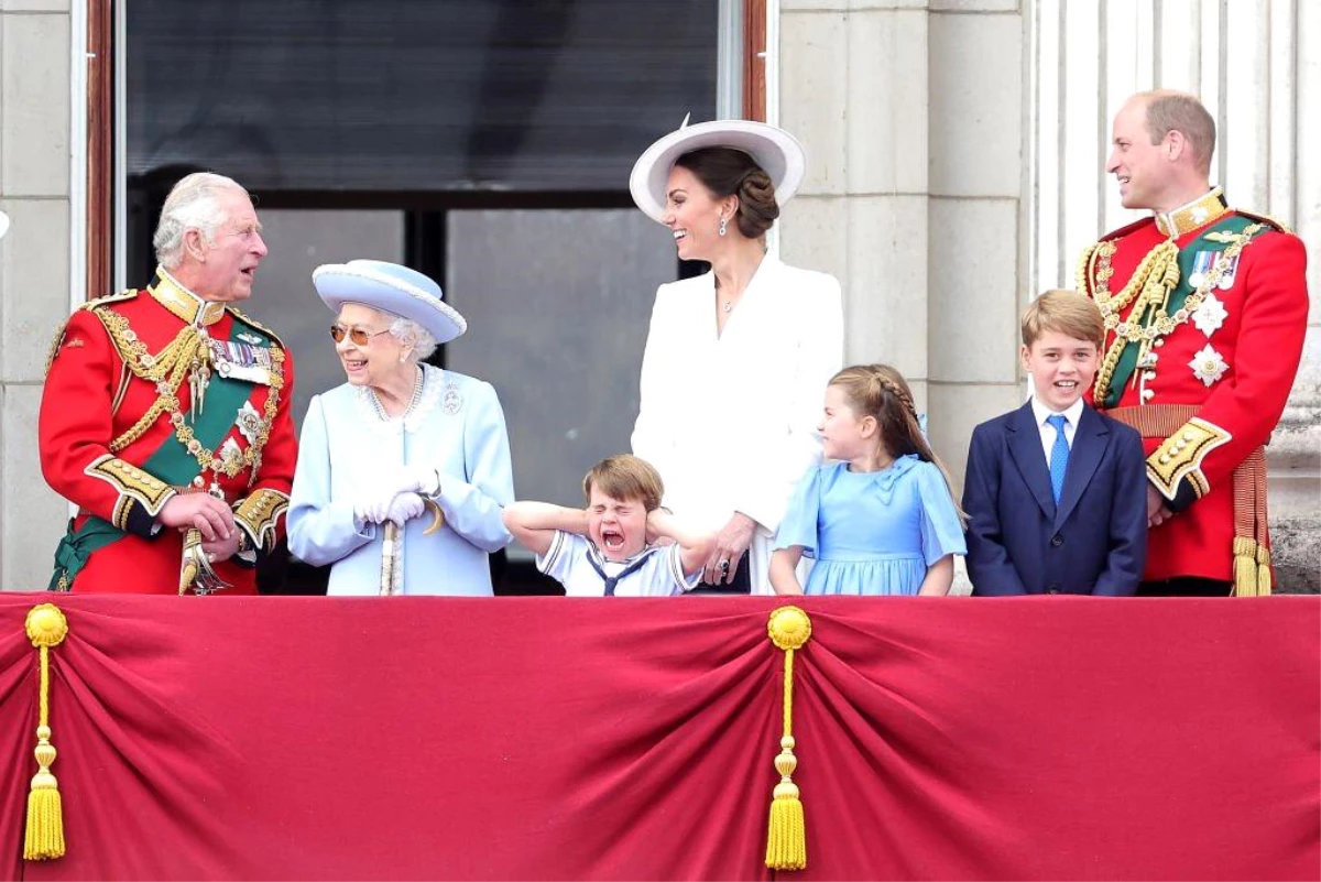 Fotoğraflarla Kraliçe\'nin Platin Jübile kutlamaları: İngiltere\'de Kraliçe 2. Elizabeth\'in tahttaki 70. yılı kutlanıyor
