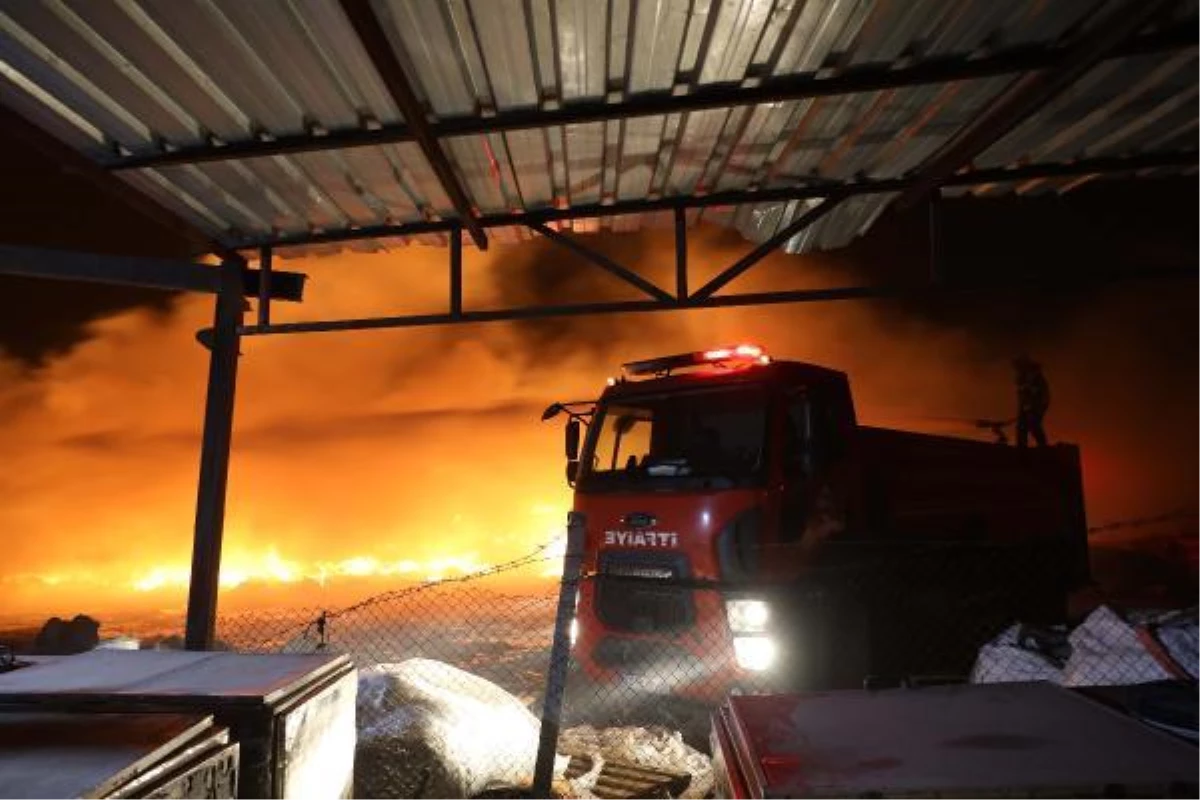 Gaziantep\'te çöp ve atık malzemelerin bulunduğu arazide çıkan yangın söndürüldü