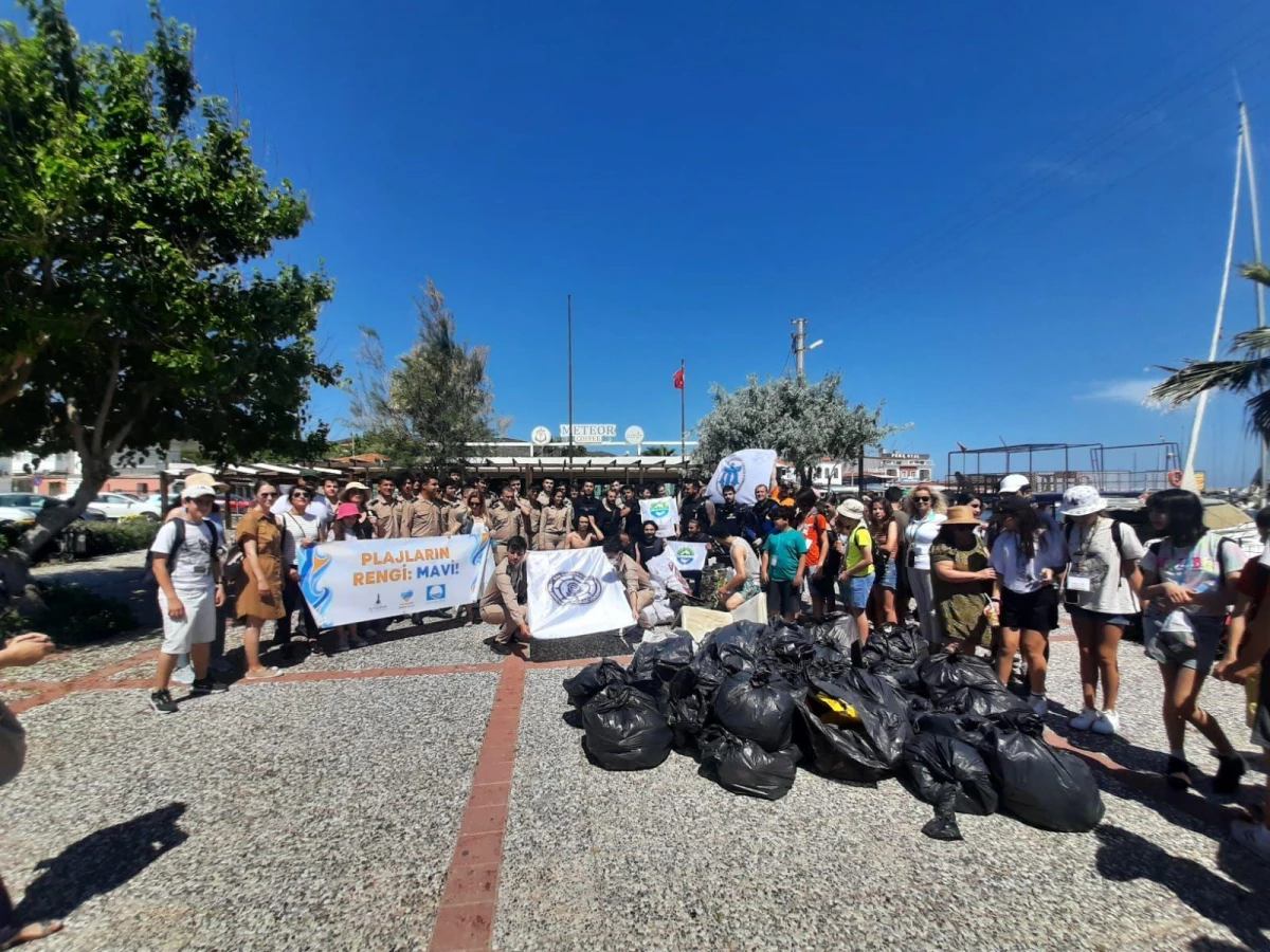 İzmir\'de kıyı ve deniz temizliğinde 40 dakikada 400 kilogram atık toplandı
