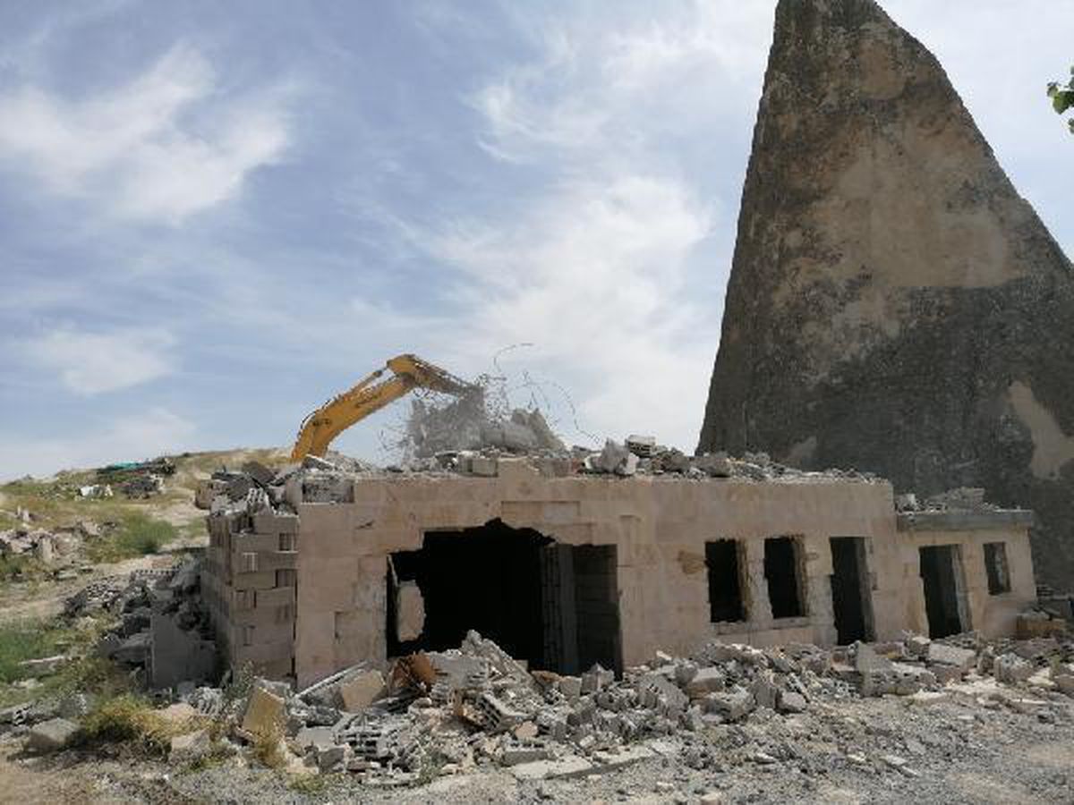 Kapadokya\'da pandemide ara verilen kaçak yapı yıkımı tekrar başladı