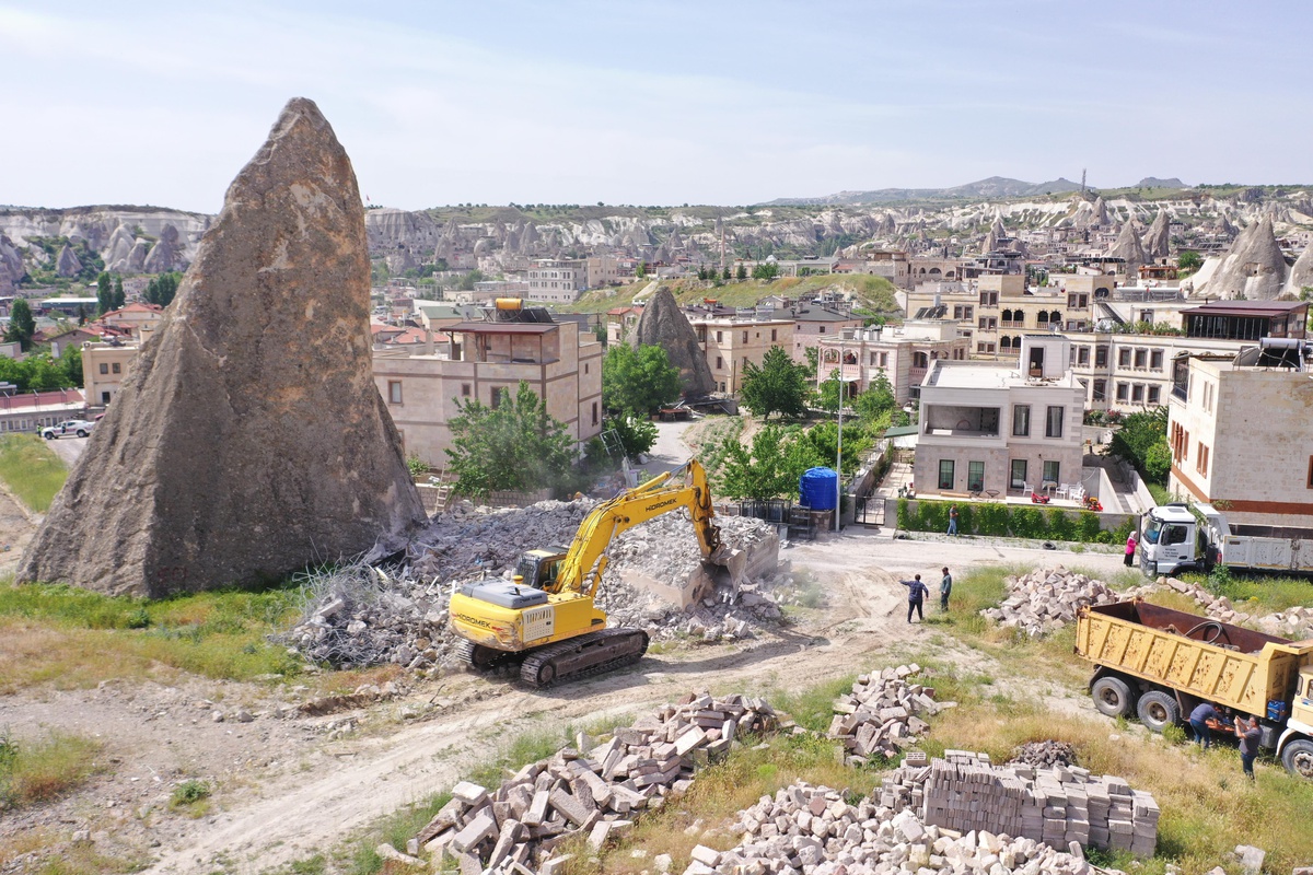 Kapadokya\'da peribacası yakınında inşa edilen kaçak yapı yıkıldı