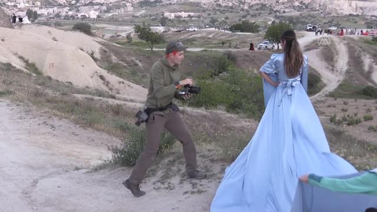 Kapadokya\'da yaşayan Ukraynalı fotoğrafçı turistlerin mutlu anlarını ölümsüzleştiriyor