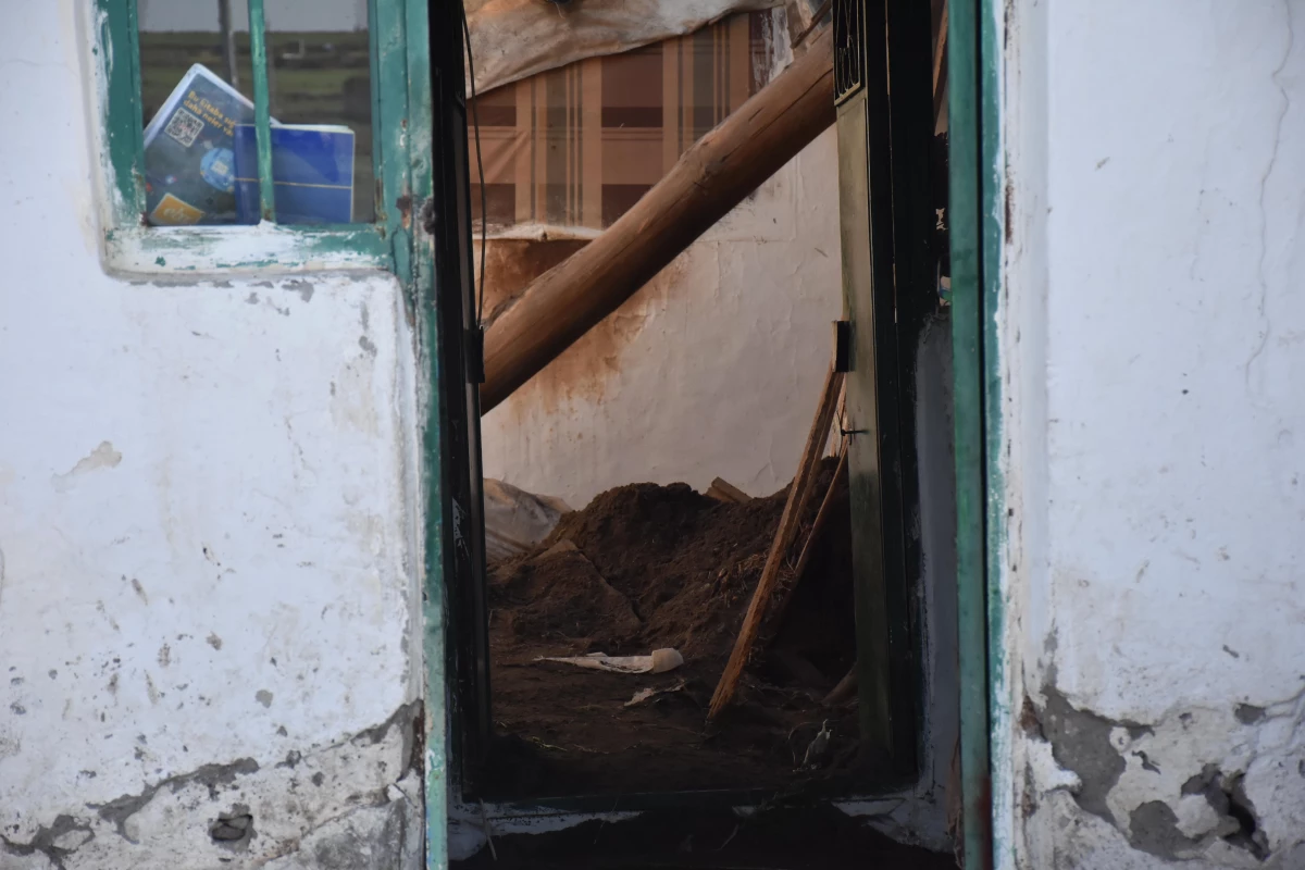 Kars\'ta evin toprak damlı kısmındaki göçük nedeniyle anne ile 2 oğlu öldü