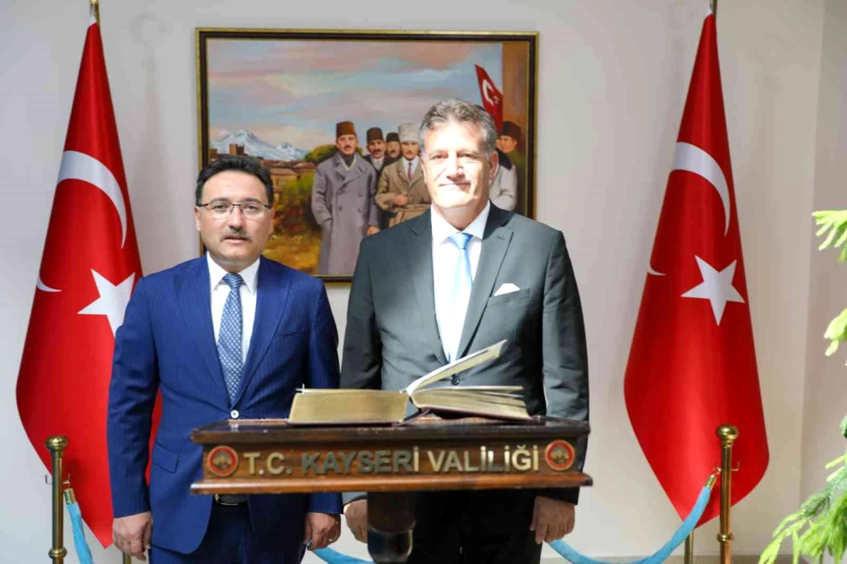 KKTC Bayındırlık ve Ulaştırma Bakanı Erhan Arıklı\'dan Vali Çiçek\'e ziyaret