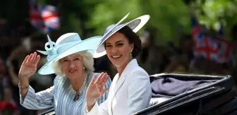 Kraliçe II. Elizabeth, Kraliyet Hava Kuvvetleri'nin uçuşunu Buckingham Sarayı'ndan izledi