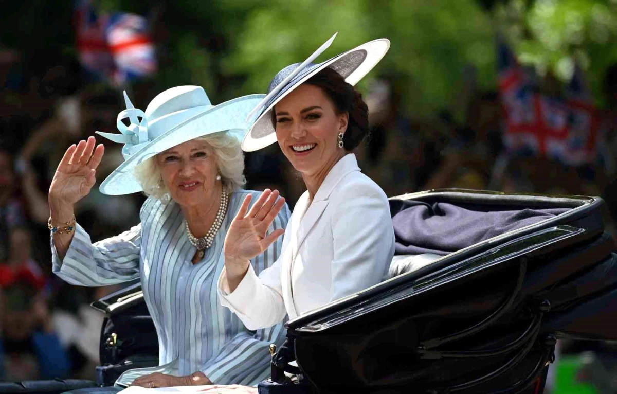 Kraliçe II. Elizabeth, Kraliyet Hava Kuvvetleri\'nin uçuşunu Buckingham Sarayı\'ndan izledi
