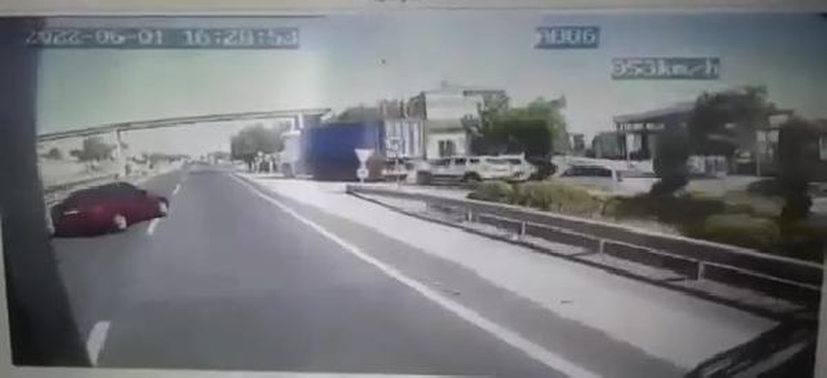 Kumburgaz\'da 2 öğrencinin öldüğü kaza anı araç kamerasında