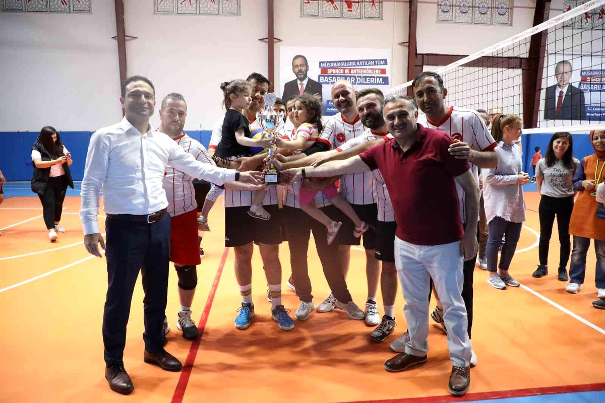 Kurumlar Arası Voleybol Turnuvası final maçına Develi\'den yoğun ilgi