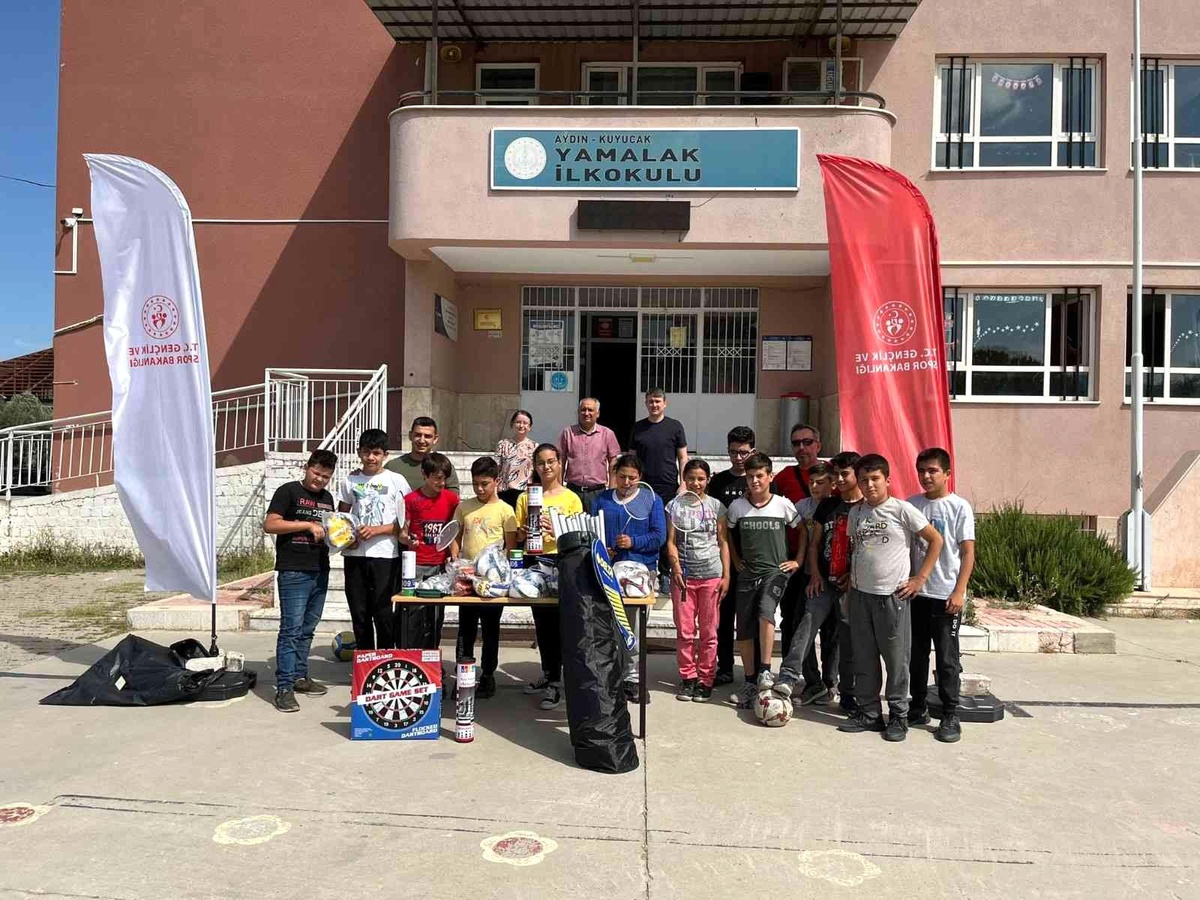 Kuyucak\'ta öğrencilere spor malzemesi yardımı yapıldı