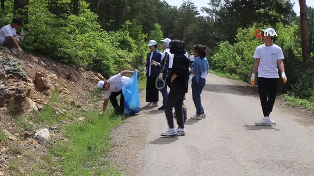 Lise öğrencileri ormanlık alanda atık topladı