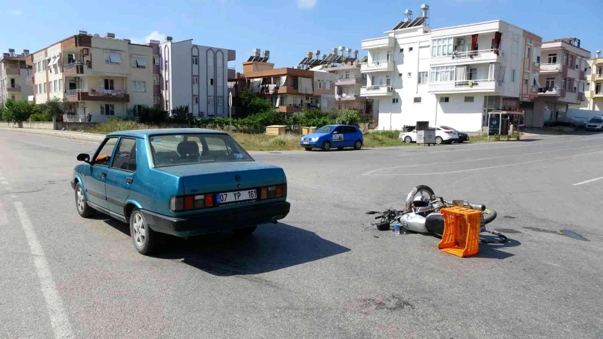 Manavgat\'ta otomobil ile motosiklet çarpıştı: 2 yaralı