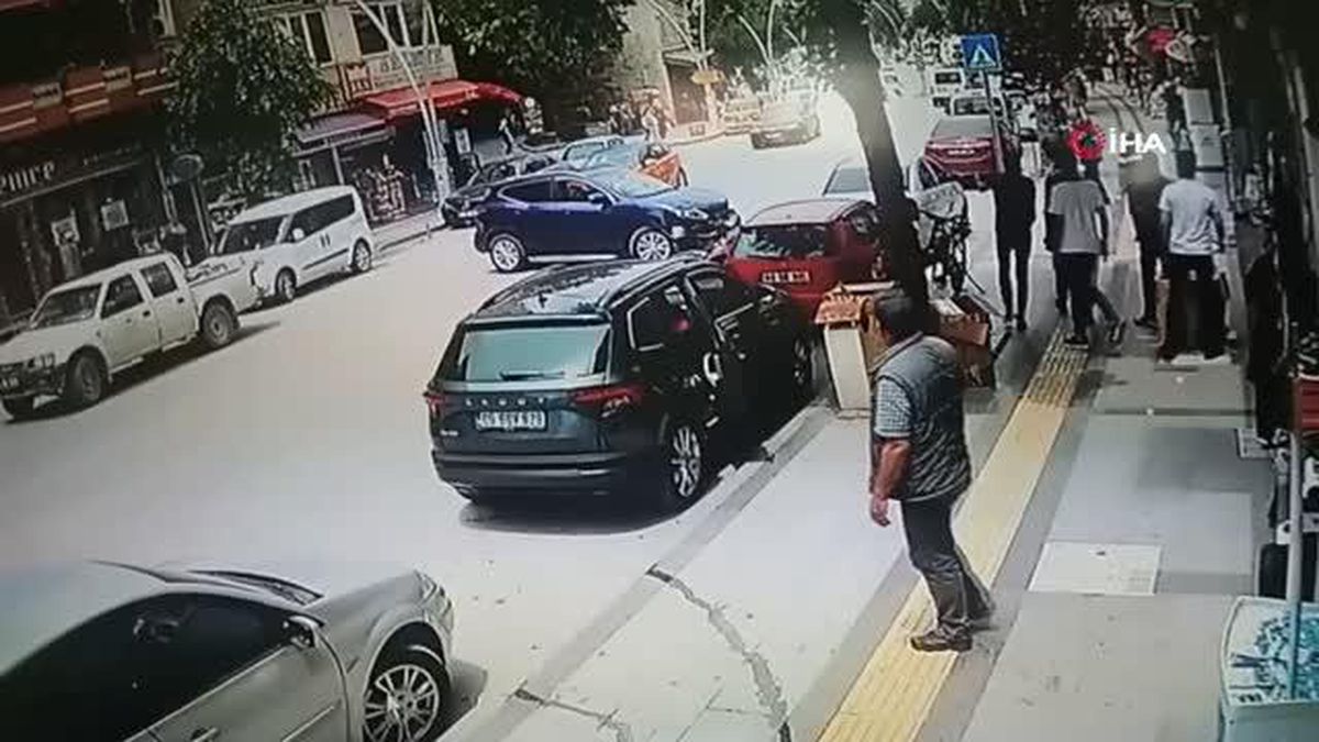 Motosiklet sürücüsü hatalı dönüş yapan araca böyle çarptı