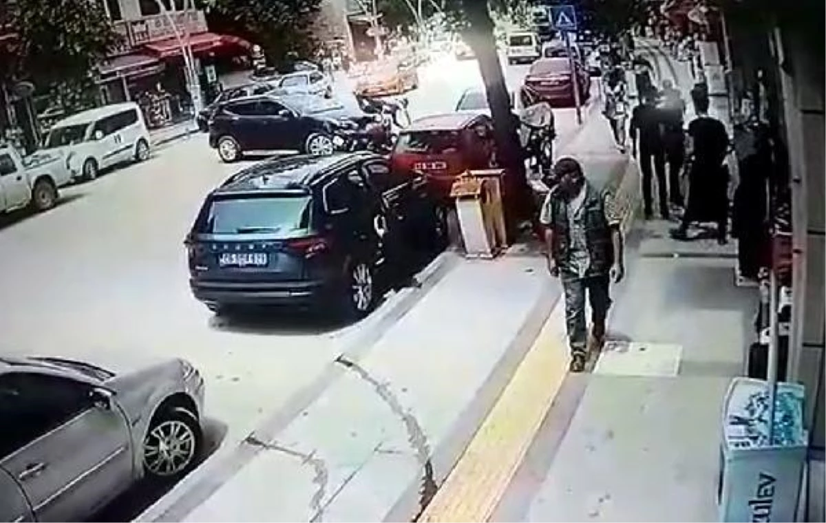 Motosikletlinin yola fırladığı kaza kamerada