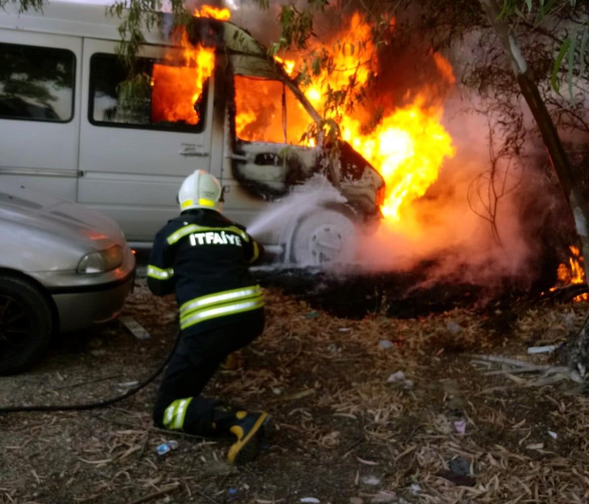 Park halindeki minibüs küle döndü