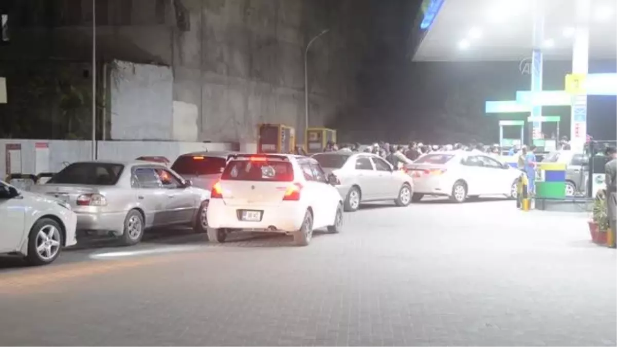Petrol fiyatlarındaki artış benzin istasyonlarında uzun kuyruklara neden oldu