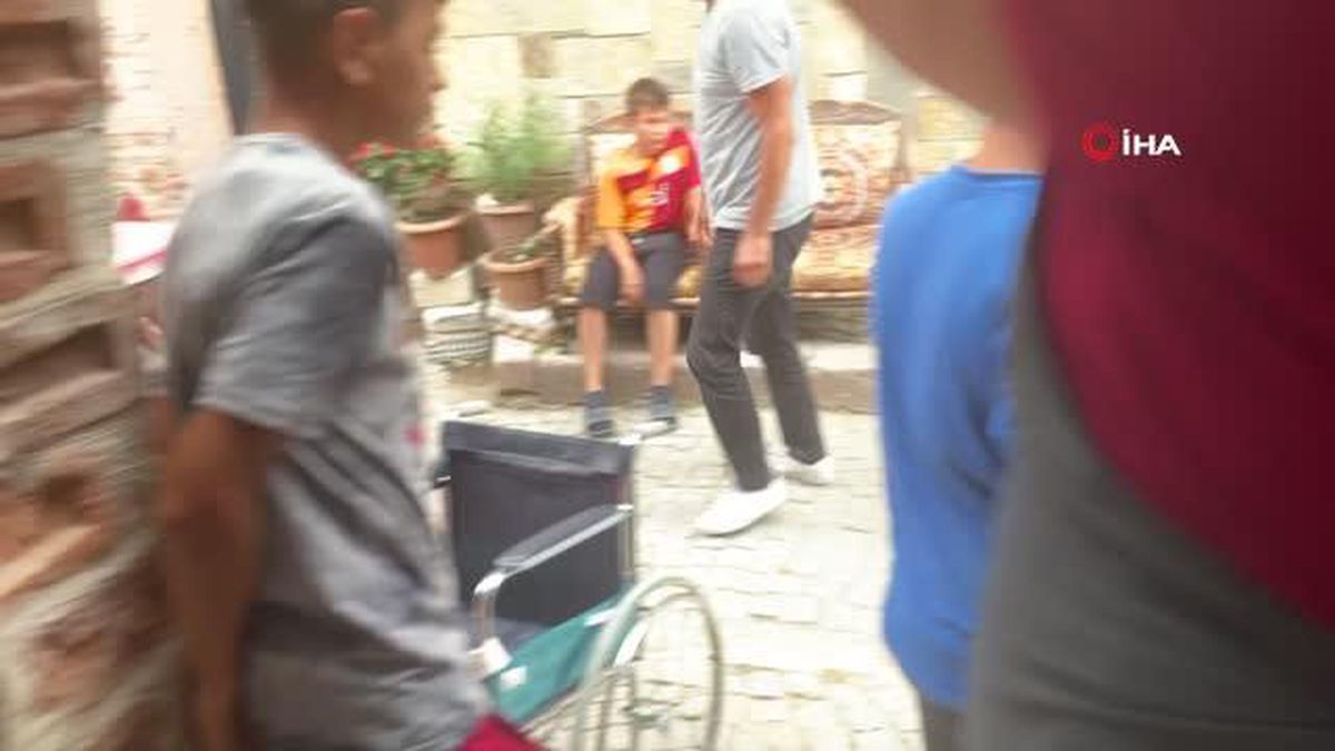 Sokak ortasında güpegündüz silahlı kavga: 2 yaralı