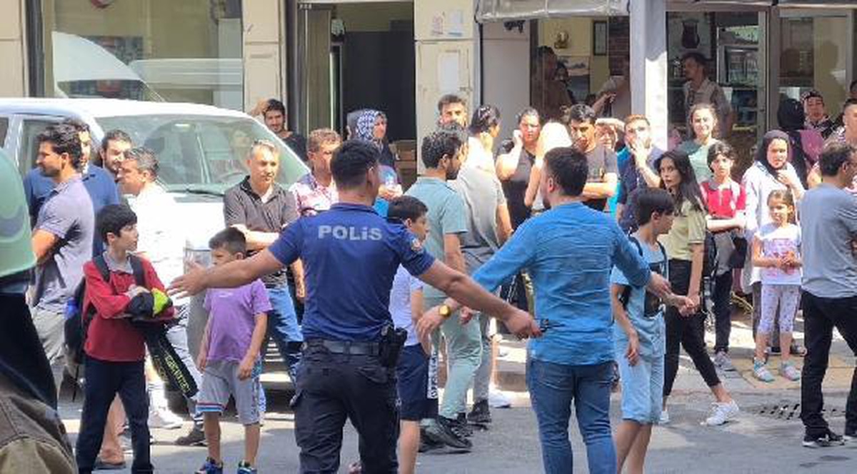 SULTANGAZİ\'DE İŞ MERKEZİNDE YANGIN: 6 KİŞİ DUMANDAN ETKİLENDİ