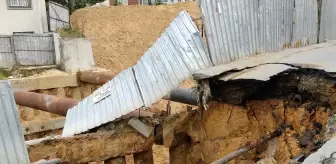 Sultangazi'de yol çökmesi sonucu İSKİ'ye ait su borusu patladı