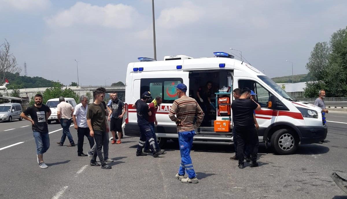 TEM\'de kamyon ve minibüs çarpıştı: 5 yaralı