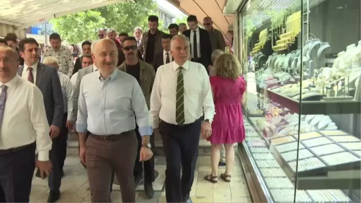 Ulaştırma ve Altyapı Bakanı Adil Karaismailoğlu, esnaf ziyaretlerinde bulundu