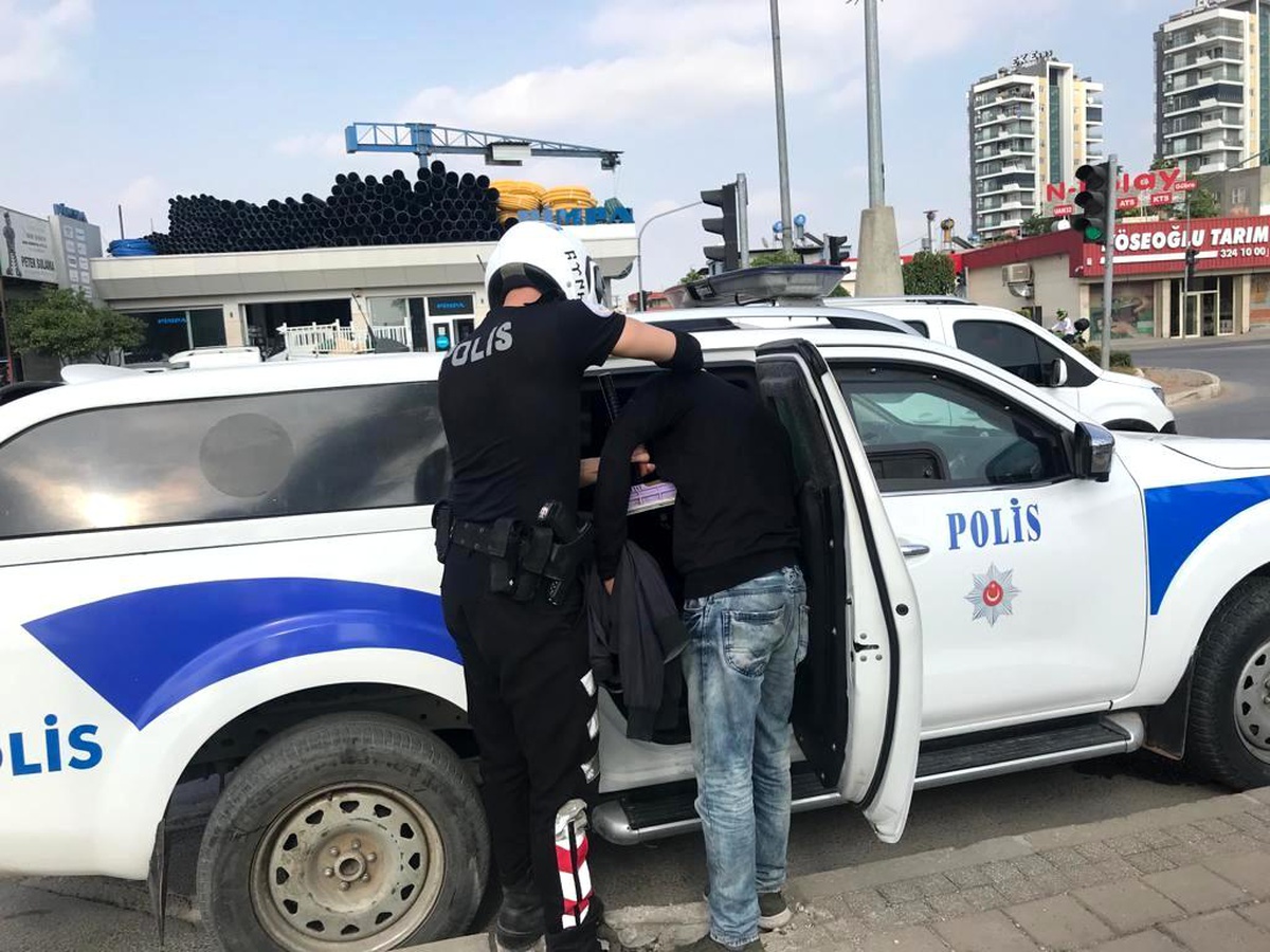 Adana\'da kavşaklarda dilenen ve cam silen 80 kişi yakalandı