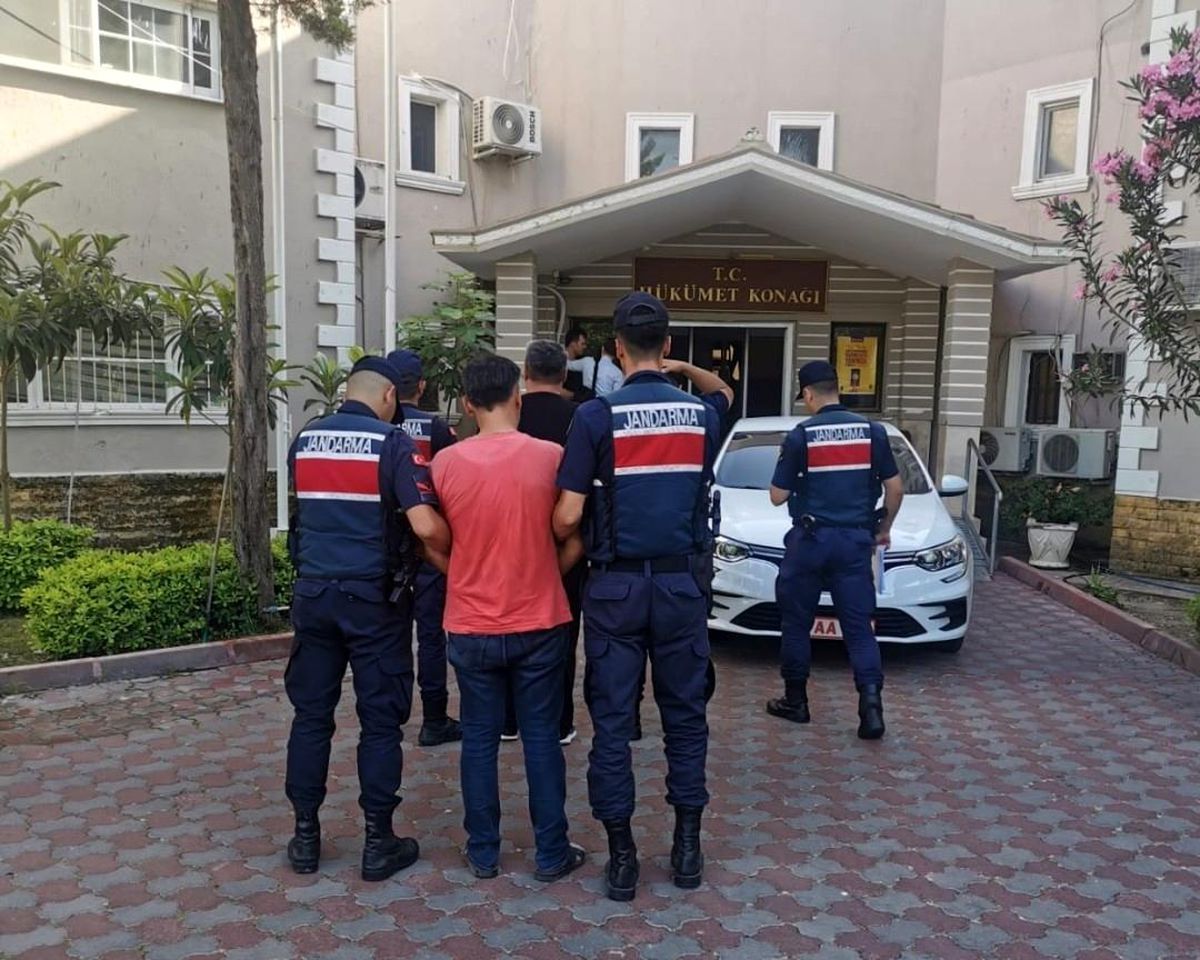 Antalya'da jandarmadan suç makinesinin evine operasyon