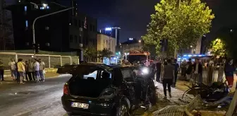 Ataşehir'de sürücüsünün kontrolünü kaybettiği otomobil demir korkuluklara çarparak durabildi: 1 yaralı