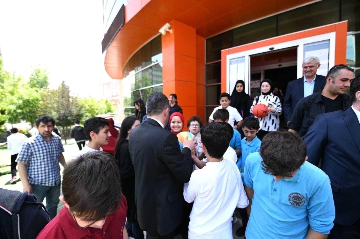 Başkan Ertuğrul Çetin\'den okullara spor malzemesi desteği