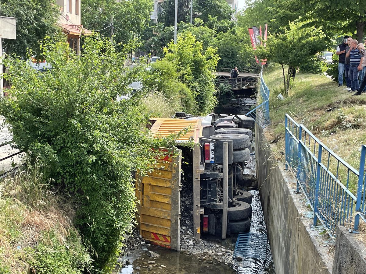 Beykoz'da durağa çarpan İBB'ye bağlı kamyon, su kanalına devrildi (2)