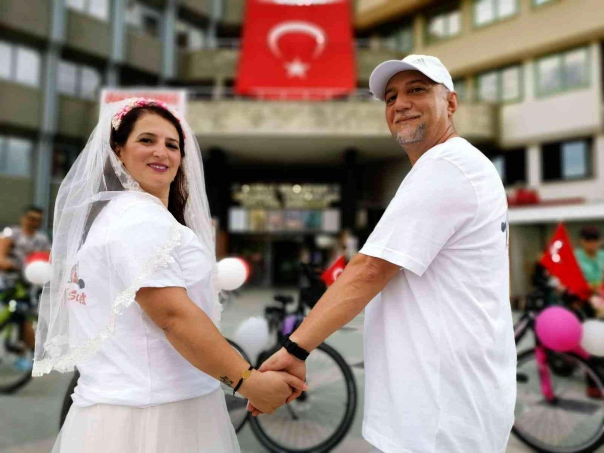 Bisiklet tutkunu çift bu sefer \'mutluluğa\' pedal çevirdi