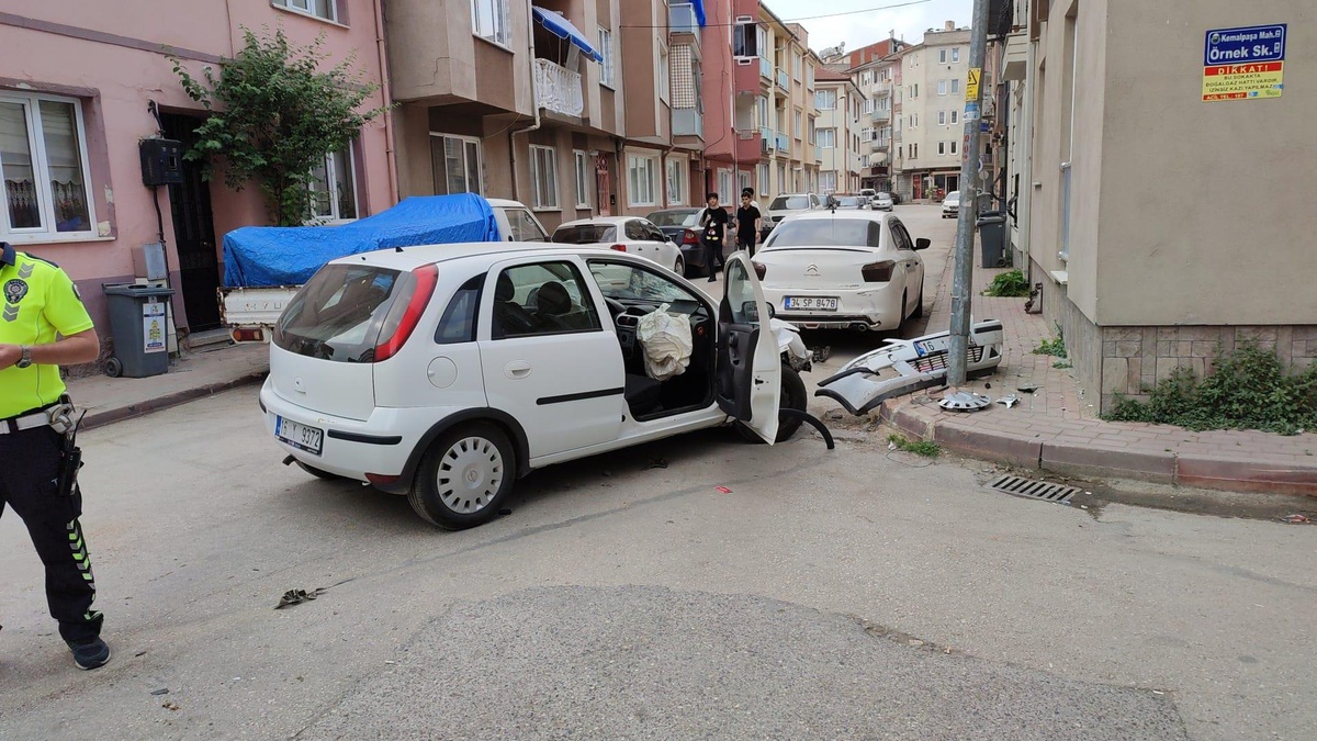 Kaza yapan sürücünün yeniden hareket ettirdiği otomobil direğe çarptı