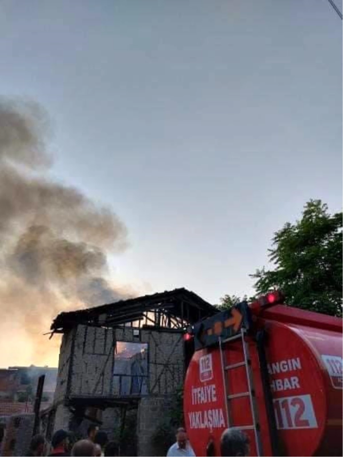 Bursa\'da tarihi ev alev alev yandı