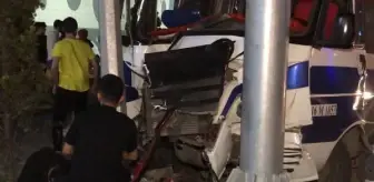 Bursa'da yolcu minibüsü direğe çarptı: 12 yaralı
