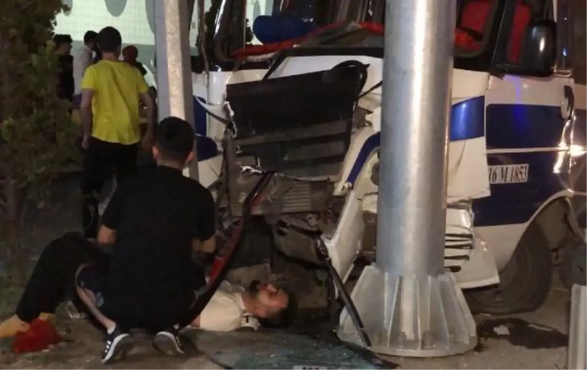 Bursa'da yolcu minibüsü direğe çarptı: 12 yaralı