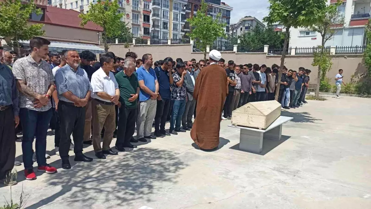 Büyükçekmece\'de kazada hayatını lise öğrencisi Murtaza Mardani son yolculuğuna uğurlandı