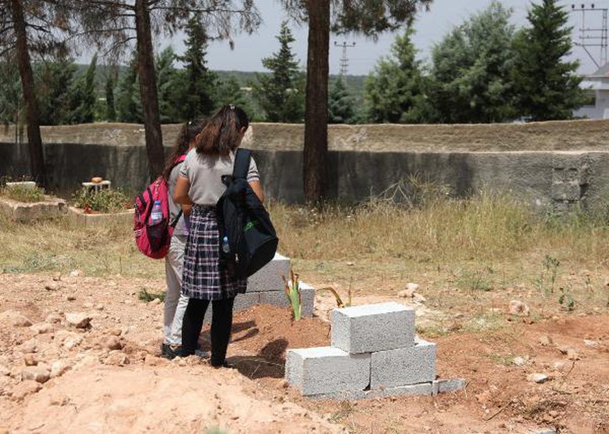 Çöken duvarın altına kalan Haci Ali toprağa verildi, okul arkadaşları mezarı başında dua etti
