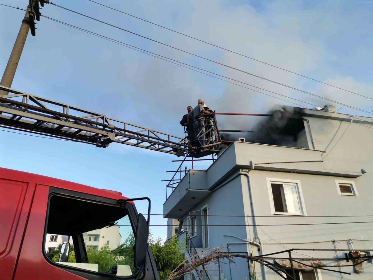 Dalaman\'da, çatı katı yangınında iki kişi kurtarıldı