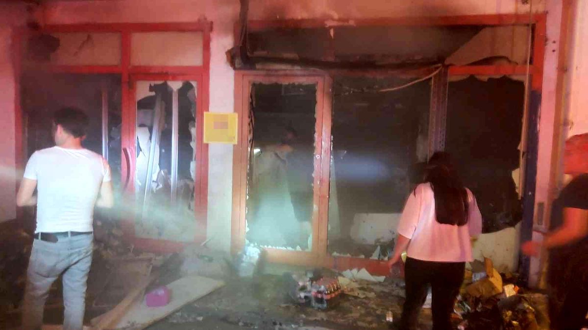 Datça'da bir zincir market şubesinde çıkan yangında maddi hasar meydana geldi