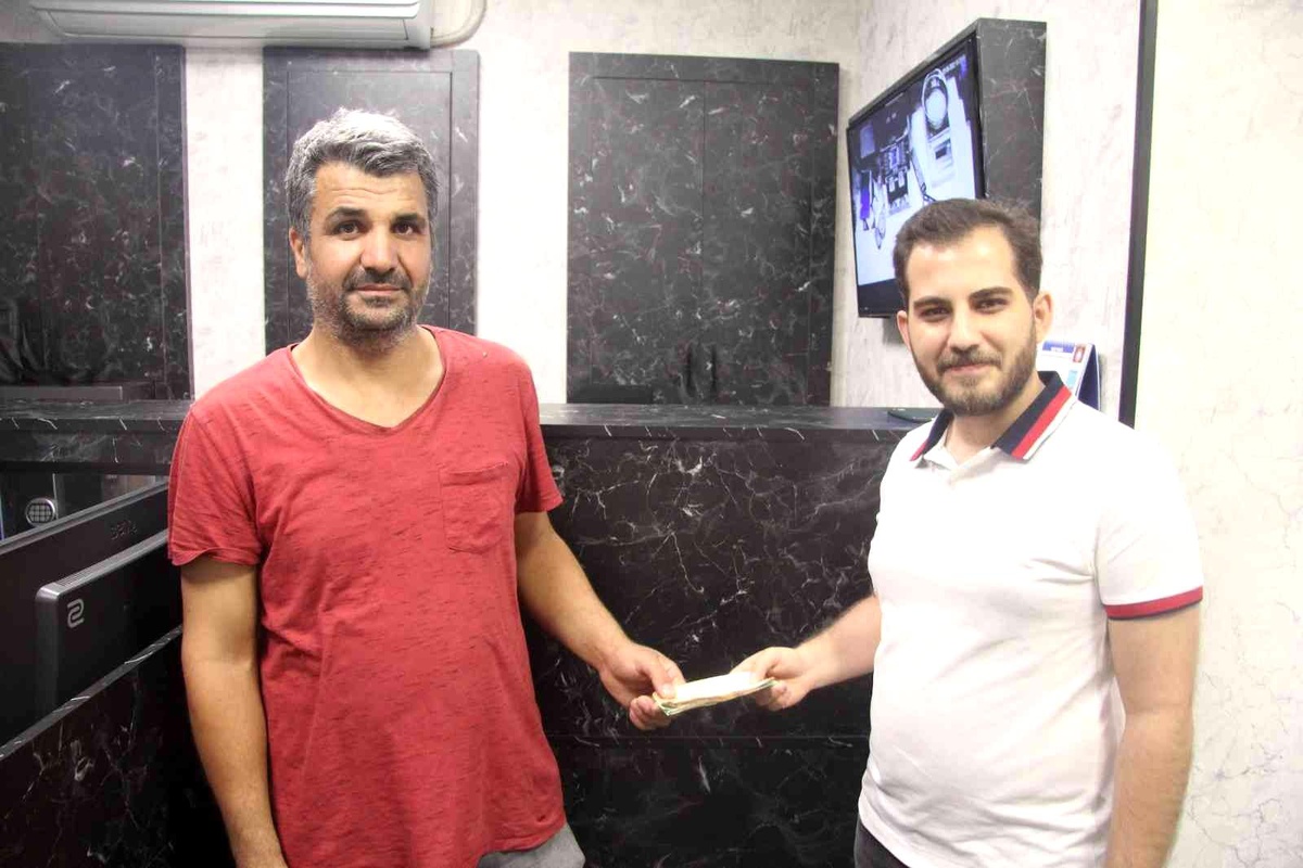 Döviz bürosunda yanlışlıkla fazladan bin euro verilen müşteri, parayı geri getirdi