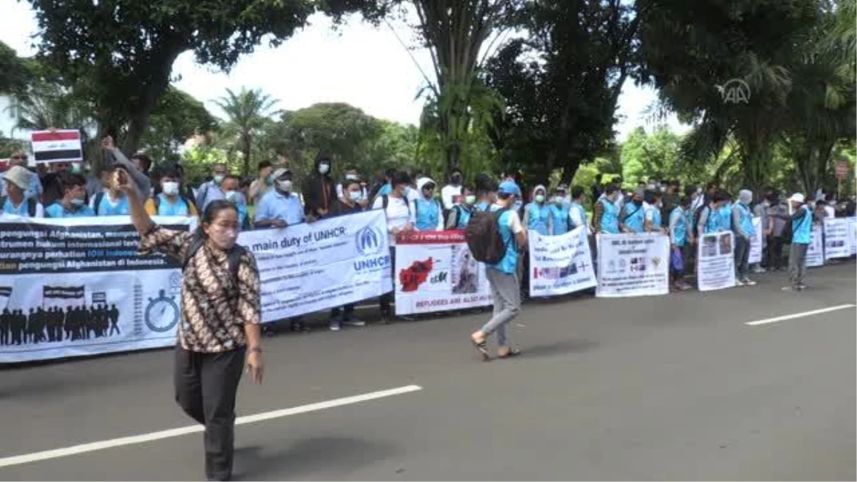 Endonezya\'daki mülteciler Avustralya hükümetini protesto etti