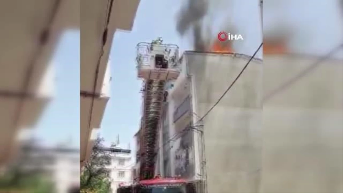 Esenyurt\'ta çatı yangını mahalleliyi sokağa döktü