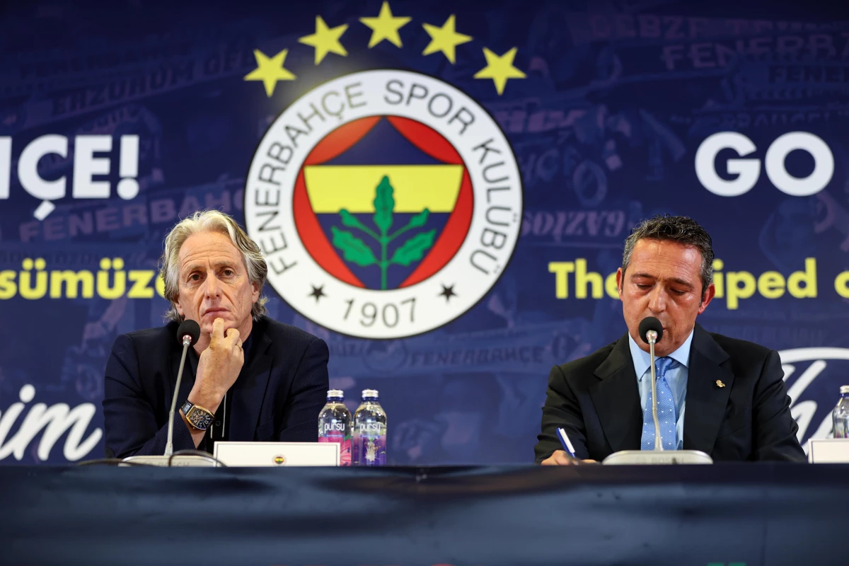 Fenerbahçe Teknik Direktörü Jorge Jesus\'un imza töreni (2)